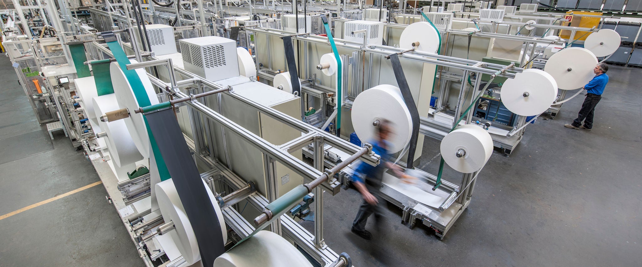 Produktion von Vliespapieren auf Rollen.