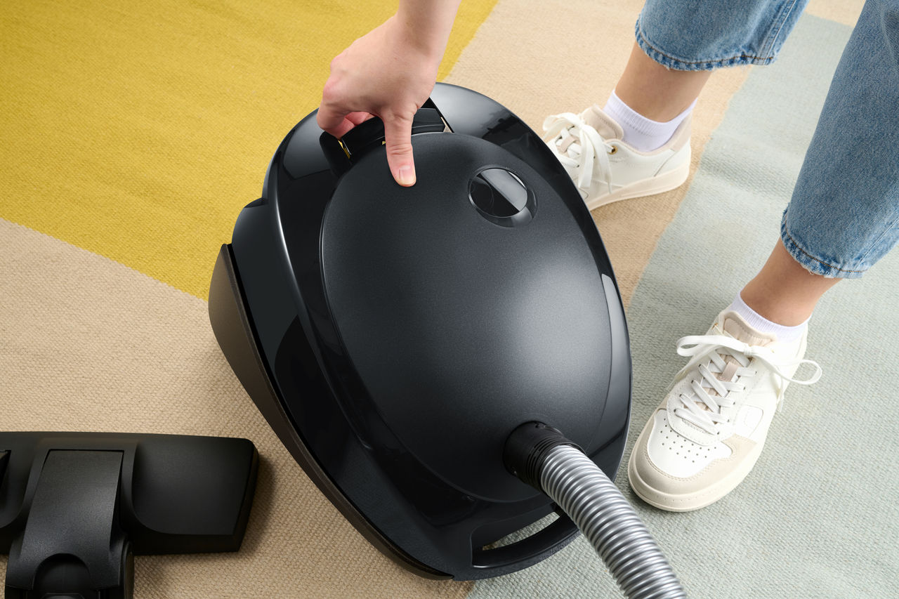 Staubsauger wird geöffnet